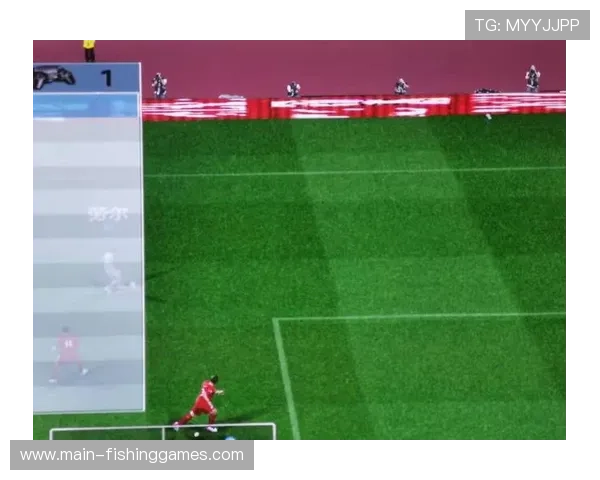 场边广告牌故障显示乱码，球员进球后幽默互动